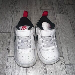 Nike Court Borough Low 2SE. Colors: white, black, berry size 4c.